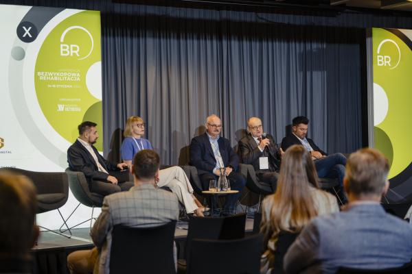 Zdjęcie Dyskusja z uczestnikami sesji. Od lewej: Michał Milczarek, Dyrektor ds. Produkcji, POliner sp. z o.o.; dr inż. Beata Nienartowicz, IDEANTE, Politechnika Warszawska; prof. dr hab. inż. Adam Wysokowski, Uniwersytet Zielonogórski (prowadzący dyskusję); dr inż. Dariusz Zwierzchowski, prezes Centrum Badań i Certyfikacji sp. z o.o.; Adrian Koziołek, International PIPE Solutions. X Konferencja Bezwykopowa Rehabilitacja. fot. Quality Studio dla www.inzynieria.com