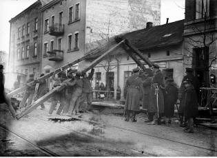 Naprawianie awarii sieci wodociągowej w Krakowie. Styczeń 1933 r. Fot. Narodowe Archiwum Cyfrowe