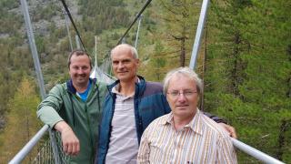Paul Summermatter (projektant), Leo Jörger i Theo Lauber. Najdłuższy pieszy most wiszący na świecie. Fot. europaweg.ch