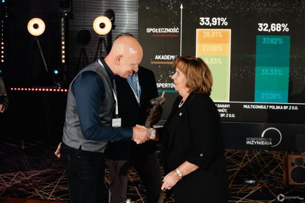 Zdjęcie IV Kongres Geoinżynieria i Budownictwo Podziemne. Gala rozdania Nagród TYTAN 2025. Tomasz Meler (Gülermak) oraz prof. dr hab. inż. Anna Siemińska-Lewandowska (Politechnika Warszawska). fot. Quality Studio dla www.inzynieria.com