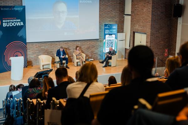 Zdjęcie II Konferencja Bezwykopowa Budowa. Panel dyskusyjny, od lewej: Piotr Zakrzewski (Gaz-System), Katarzyna Ostrowska (ILF Consulting Engineers Polska), Robert Osikowicz (ROE). Udział online wziął Jacek Janicki (ZRB Janicki). 