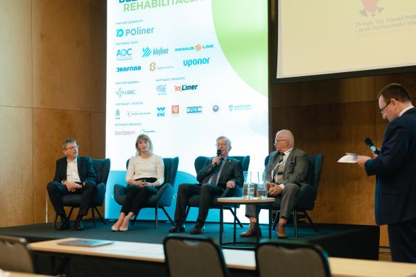 Zdjęcie IX Konferencja Bezwykopowa Rehabilitacja. Panel dyskusyjny, od lewej: Jacek Tomczyk (Uponor Infra sp. z o.o.), dr inż. Beata Nienartowicz (IDEANTE, Politechnika Warszawska), dr inż. Florian Piechurski (Politechnika Śląska), Mariusz Iwanejko (BLEJKAN S.A.), dr hab. inż. Paweł Popielski (profesor Politechniki Warszawskiej). fot. Quality Studio dla www.inzynieria.com