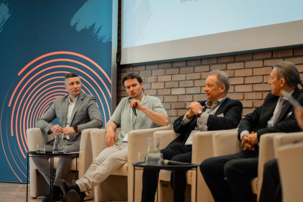 Zdjęcie II Konferencja Bezwykopowa Budowa. Panel dyskusyjny, od lewej: Piotr Kosz (Steinzeug Keramo), Aleksander Kazański (Nodigmarket24), Wojciech Zatyka (Herrenknecht AG), Tomasz Morciniec (BBA Pumps PL). fot. Quality Studio dla www.inzynieria.com