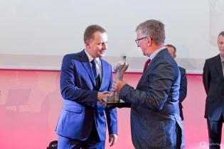 Wręczenie nagrody TYTAN laureatowi w kategorii Mały projekt bezwykopowy firmie ZRB Janicki; nagrodę odebrał Jacek Janicki   fot. 
