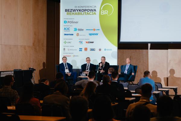 Zdjęcie IX Konferencja Bezwykopowa Rehabilitacja. Panel dyskusyjny, od lewej: Marcin Motylski (Terlan sp. z o.o.), Marcin Derda (Wodociągi Miasta Krakowa S.A.), dr inż. Andrzej Kolonko (Politechnika Wrocławska), prof. dr hab. inż. Marian Kwietniewski (Politechnika Warszawska). fot. Quality Studio dla www.inzynieria.com