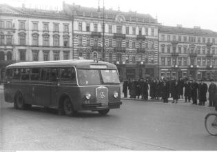 Autobus marki Mercedes na pl. Piłsudskiego w Warszawie, kwiecień 1937 r. Fot. Narodowe Archiwum Cyfrowe