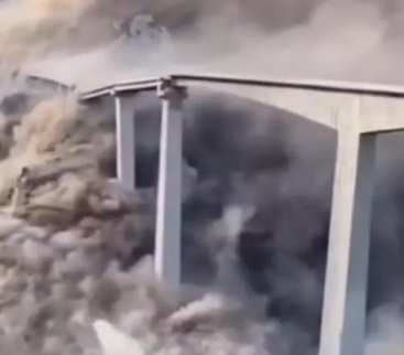 W Chinach zawaliła się część niedawno otwartego mostu avatar