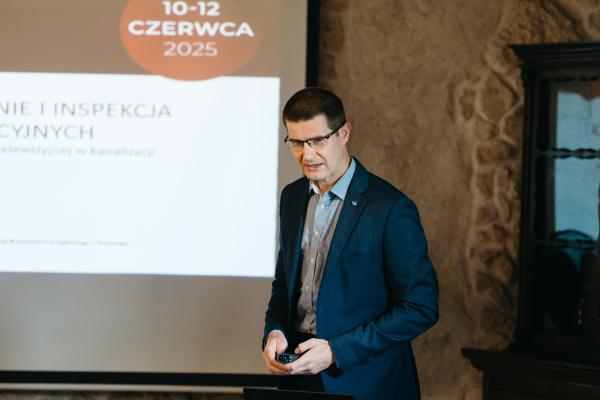Zdjęcie XXII Konferencja, Wystawa i pokazy Technologii Inżynieria Bezwykopowa 2025. Warsztaty monitorowanie i inspekcja sieci kanalizacyjnych. Dr inż. Bogdan Przybyła, Politechnika Wrocławska. fot. Quality Studio dla www.inzynieria.com