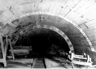 Budowa zapory wodnej na Sole w Porąbce. Wjazd do tunelu. Sierpień 1928 r. Fot. Narodowe Archiwum Cyfrowe.  