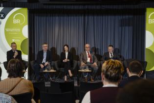 Dyskusja z uczestnikami sesji. Od lewej: dr inż. Andrzej Kolonko, Politechnika Wrocławska; Piotr Fura, MPWiK S.A. we Wrocławiu; Anna Danek, Aquanet S.A.; Mariusz Iwanejko, dyrektor marketingu, Blejkan S.A.; Mirosław Cecuga, Sezam Instal sp.j. X Konferencja Bezwykopowa Rehabilitacja. fot. Quality Studio dla www.inzynieria.com