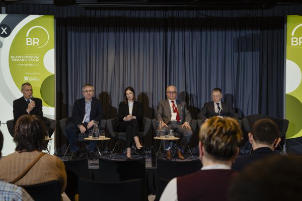 Zdjęcie Dyskusja z uczestnikami sesji. Od lewej: dr inż. Andrzej Kolonko, Politechnika Wrocławska; Piotr Fura, MPWiK S.A. we Wrocławiu; Anna Danek, Aquanet S.A.; Mariusz Iwanejko, dyrektor marketingu, Blejkan S.A.; Mirosław Cecuga, Sezam Instal sp.j. X Konferencja Bezwykopowa Rehabilitacja. fot. Quality Studio dla www.inzynieria.com