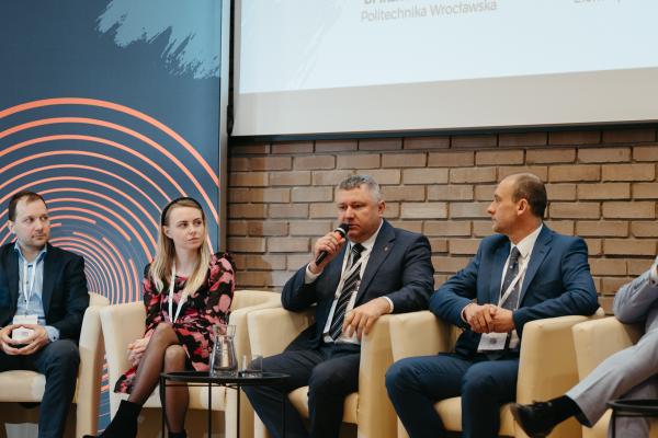 Zdjęcie II Konferencja Bezwykopowa Budowa. Panel dyskusyjny, od lewej: Piotr Turczyński oraz Paulina Nalbach (Dotono), Grzegorz Styś oraz Marek Zapart (Wodociągi Miasta Krakowa).  fot. Quality Studio dla www.inzynieria.com