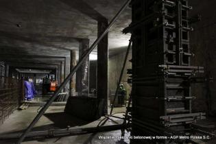 Wiązanie mieszanki betonowej w formie. Fot. z archiwum AGP Metro Polska