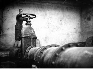Budowa wodociągu na terenie stacji pomp i filtrów w Maczkach na Górnym Śląsku – kran regulujący dopływ do głównego wodociągu. Wrzesień 1930 r. Fot. Narodowe Archiwum Cyfrowe
