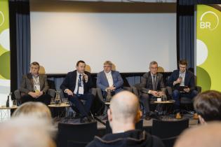 Dyskusja z uczestnikami sesji. Od lewej: Michał Andrzejewski, członek zarządu, Gamm-Bud sp. z o.o.; dr hab. inż. Paweł Popielski, profesor Politechniki Warszawskiej; Tomasz Szczepański, Centrum Badań i Certyfikacji sp. z o.o.; dr inż. Florian G. Piechurski, Politechnika Śląska; dr inż. Bogdan Przybyła, Politechnika Wrocławska. X Konferencja Bezwykopowa Rehabilitacja. fot. Quality Studio dla www.inzynieria.com