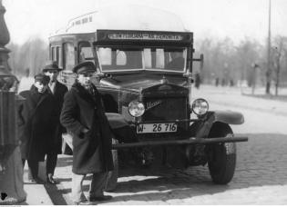 Otwarcie nowej linii autobusowej na warszawskiej Pradze. Autobus na podwoziu polskiego samochodu Ursus z 1926 r. 7 lutego 1932 r. Fot. Narodowe Archiwum Cyfrowe