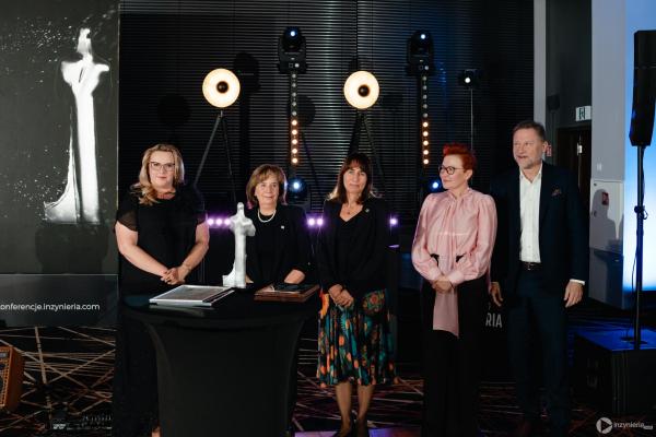 Zdjęcie IV Kongres Geoinżynieria i Budownictwo Podziemne. Gala rozdania Nagród TYTAN 2025. Od lewej: Przewodnicząca Kongresu Monika Socha-Kośmider (Wydawnictwo INŻYNIERIA), prof. dr hab. inż. Anna Siemińska-Lewandowska (Politechnika Warszawska), dr hab. inż. Monika Mitew-Czajewska, prof. PW (Politechnika Warszawska), dr inż. Agnieszka Stopkowicz (Akademia Górniczo-Hutnicza), prof. dr hab. inż. Marek Cała (Akademia Górniczo-Hutnicza). fot. Quality Studio dla www.inzynieria.com