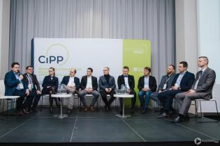 Od lewej: Sebastian Kasparek (AARSLEFF sp. z o.o.), Sławomir Kapica, ,,ELSE” TECHNICAL AND RESEARCH SERVICE CO. LTD. sp. z o.o., Anna Danek (Aquanet SA), Roland Szafraniec i Christian Scholz (SAERTEX multiCom GmbH), Mirosław Cecuga (Sezam Instal sp.j.), Marcin Matyjaszek (MPWiK Lublin sp. z o.o.), Rafał Chart (Insituform Linings Ltd), Rafał Żelazny (MPWiK S.A. w Krakowie), Jeremiasz Siejbik (POliner sp. z o.o.), Adam Gonera (MC-Bauchemie sp. z o.o.). Panel dyskusyjny w trakcie IV Konferencji „Renowacja Wykładzinami (Rękawami) Utwardzanymi na Miejscu”. Fot. Quality Studio dla www.inzynieria.com