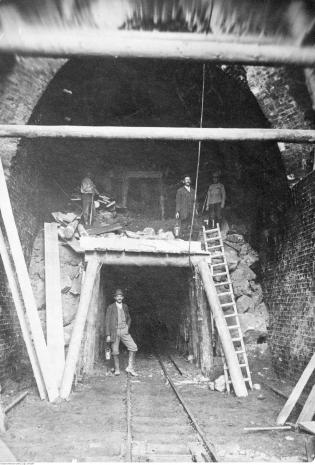 Budowa kolejowej linii średnicowej w Warszawie. Na zdjęciu fragment podziemnego tunelu. Luty 1927 r. Fot. Narodowe Archiwum Cyfrowe