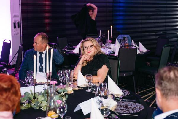 Zdjęcie IV Kongres Geoinżynieria i Budownictwo Podziemne. Gala rozdania Nagród TYTAN 2025. Dr hab. inż. Tomasz Godlewski, prof. ITB (Zakład Konstrukcji Budowlanych, Geotechniki i Betonu - Instytut Techniki Budowlanej) oraz Przewodnicząca Kongresu Monika Socha-Kośmider (Wydawnictwo INŻYNIERIA). fot. Quality Studio dla www.inzynieria.com