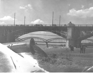 Fragment Mostu Poniatowskiego. Na pierwszym planie widoczna rura ściekowa, lata 1930–1939. Fot. Narodowe Archiwum Cyfrowe