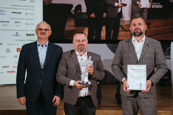Zdjęcie XXIII Konferencja, Wystawa i Pokazy Technologii Inżynieria Bezwykopowa 2025. Uroczysta gala z wręczeniem nagród TYTAN. Dr inż. Dariusz Zwierzchowski Centrum Badań i Certyfikacji sp. z o.o.; Paweł Nużyński, Aarsleff Sp. z o.o.; Marcin Kołpak, Blejkan S.A. fot. Quality Studio dla www.inzynieria.com