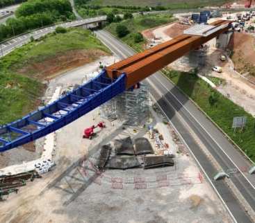 HS2 – nasuwanie segmentu wiaduktu na budowie linii kolei dużych prędkości avatar