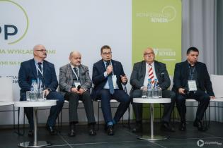 Od lewej: dr inż. Dariusz Zwierzchowski (Centrum Badań i Certyfikacji sp. z o.o.), dr hab. inż. Adam Wysokowski, prof. UZ (Uniwersytet Zielonogórski), Dariusz Ziembiński (Kancelaria Radcy Prawnego Dariusz Ziembiński & Partnerzy), Roland W. Waniek (IKT – Institut für Unterirdische Infrastruktur gGmbH), Michał Andrzejewski (Gamm-Bud sp. z o.o.). Panel dyskusyjny po I sesji IV Konferencji „Renowacja Wykładzinami (Rękawami) Utwardzanymi na Miejscu”. Fot. Quality Studio dla www.inzynieria.com
