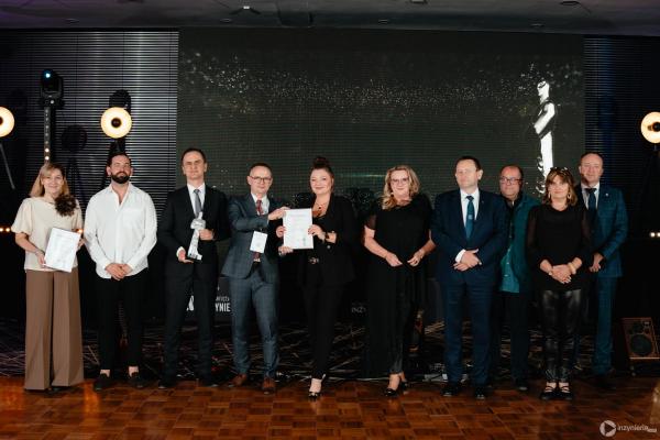 Zdjęcie IV Kongres Geoinżynieria i Budownictwo Podziemne. Gala rozdania Nagród TYTAN 2025. Od lewej: Urszula Tomczak oraz Wojciech Walczak (Soletanche Polska), Marcin Itczak (Keller Polska), Anna Semeniuk oraz Łukasz Morawski (Aarsleff), Przewodnicząca Kongresu Monika Socha-Kośmider (Wydawnictwo INŻYNIERIA), dr hab. inż. Paweł Popielski, prof. PW (Politechnika Warszawska), dr inż. Jarosław Rybak (Politechnika Wrocławska), dr inż. Aleksandra Borecka (Akademia Górniczo-Hutnicza), dr hab. inż. Tomasz Godlewski, prof. ITB (Zakład Konstrukcji Budowlanych, Geotechniki i Betonu - Instytut Techniki Budowlanej). fot. Quality Studio dla www.inzynieria.com