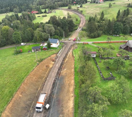 Zdjęcie Pewel Wielka – profilowanie przeciwskarp i kształtowanie rowów odwadniających. Fot. Krzysztof Dzidek/PKP PLK