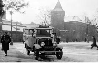 Autobus stojący w pobliżu Barbakanu w Krakowie, luty 1932 r. Fot. Narodowe Archiwum Cyfrowe