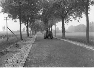 Walcowanie nawierzchni podczas budowy drogi Pszczyna-Goczałkowice. Źródło: Narodowe Archiwum Cyfrowe