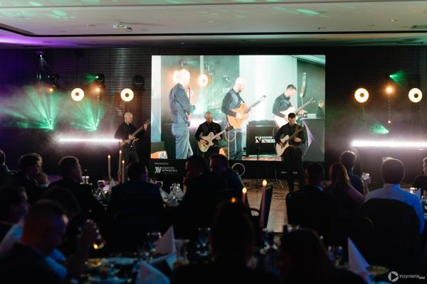 Zdjęcie IV Kongres Geoinżynieria i Budownictwo Podziemne. Gala rozdania Nagród TYTAN 2025. Występ zespołu Guitar Brothers. fot. Quality Studio dla www.inzynieria.com