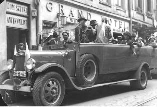 Odkryty autobus – własność Krakowskiej Spółki Tramwajowej – przed Grand Hotelem w Krakowie. 1930 r. Fot. Narodowe Archiwum Cyfrowe