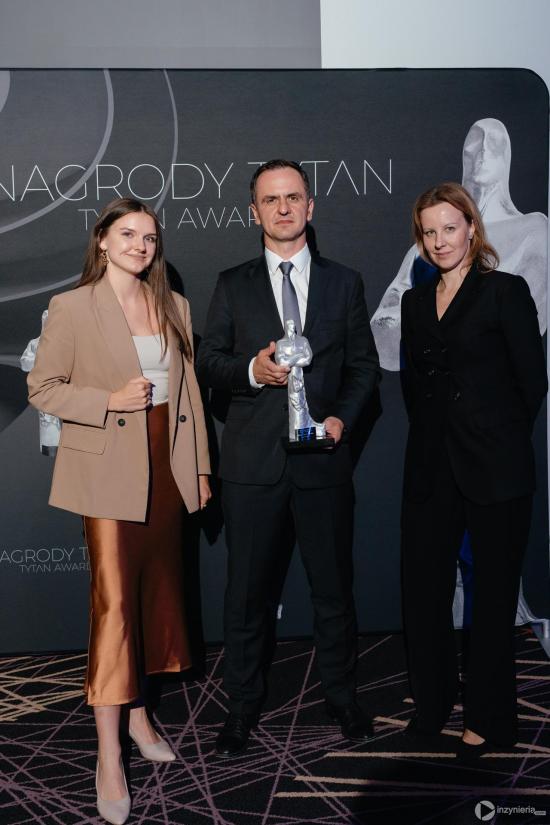 Zdjęcie IV Kongres Geoinżynieria i Budownictwo Podziemne. Gala rozdania Nagród TYTAN 2025. Od lewej: Julia Ratyńska, Marcin Itczak, Magdalena Flakiewicz (Keller Polska). fot. Quality Studio dla www.inzynieria.com
