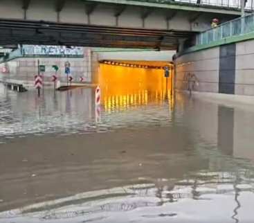 Warszawa sparaliżowana. To skutek ulewy. Konieczny był nocny sztab avatar