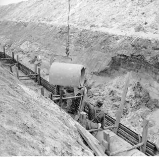 Budowa linii wodociągowej w wykopie na osiedlu Piaski w Warszawie.  Kwiecień 1975 r. Fot. Narodowe Archiwum Cyfrowe