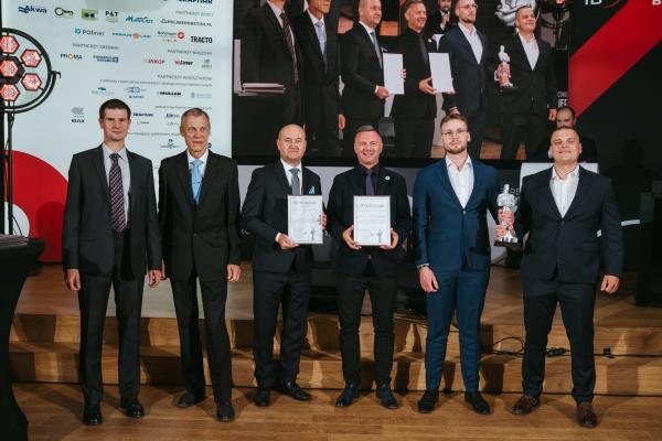 Zdjęcie XXIII Konferencja, Wystawa i Pokazy Technologii Inżynieria Bezwykopowa 2025. Uroczysta gala z wręczeniem nagród TYTAN. Dr inż. Bogdan Przybyła, Politechnika Wrocławska, dr inż. Andrzej Kolonko, Politechnika Wrocławska; przedstawiciel Katowickich Inwestycji; Grzegorz Owczarek, AKWA W. Biskup, G. Owczarek sp.j.; Przemysław Baumgart, Ziembud sp.z o.o. fot. Quality Studio dla www.inzynieria.com
