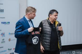 Wręczenie przedmiotów wylicytowanych przez uczestników IV Konferencji „Renowacja Wykładzinami (Rękawami) Utwardzanymi na Miejscu” w ramach akcji mającej na celu wsparcie Wielkiej Orkiestry Świątecznej Pomocy. Fot. Quality Studio dla www.inzynieria.com