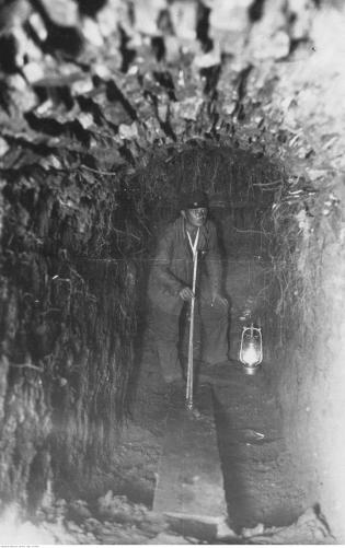 Odkopany przy robotach kanalizacyjnych tunel pod klasztorem Ojców Paulinów na Jasnej Górze. Wrzesień 1926 r. Fot. Narodowe Archiwum Cyfrowe.  