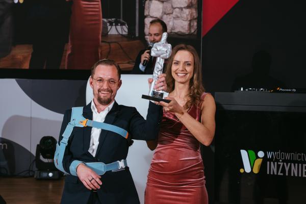 Zdjęcie XXIII Konferencja, Wystawa i Pokazy Technologii Inżynieria Bezwykopowa 2025. Uroczysta gala z wręczeniem nagród TYTAN. Weronika Budzioch i Filip Slavtchev, TRACTO Polska. fot. Quality Studio dla www.inzynieria.com