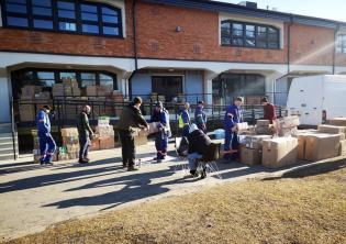 Wodociągi Białostockie włączyły się w miejską akcję. Jak napisano, „był czas, kiedy wizytowali nas ukraińscy goście, teraz mamy okazję w ten sposób pomóc ich rodakom”. Fot. Wodociągi Białostockie