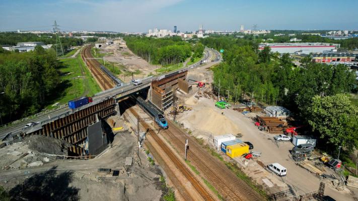 Zdjęcie Instalacja podpór wiaduktu drogowej przy ul. Bagiennej w Katowicach. Fot. Łukasz Hachuła/PKP PLK
