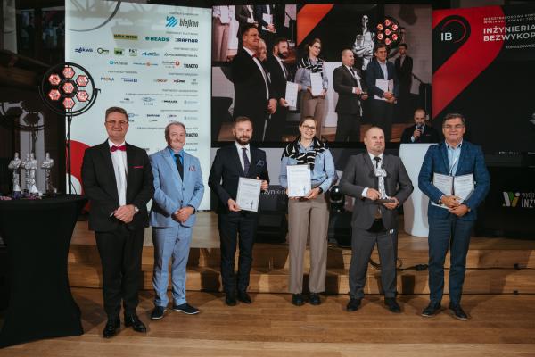 Zdjęcie XXIII Konferencja, Wystawa i Pokazy Technologii Inżynieria Bezwykopowa 2025. Uroczysta gala z wręczeniem nagród TYTAN. Od lewej: Paweł Kośmider, Przewodniczący Konferencji; Dr hab. inż. Jan Ziaja, profesor Akademii Górniczo-Hutniczej; Artur Knapczyk, GGT Solutions S.A.; Agata Marszałek, Navitel Poland sp. z o. o.; Piotr Janicki, ZRB Janicki, Roland Kośka, GAZ-SYSTEM S.A. fot. Quality Studio dla www.inzynieria.com