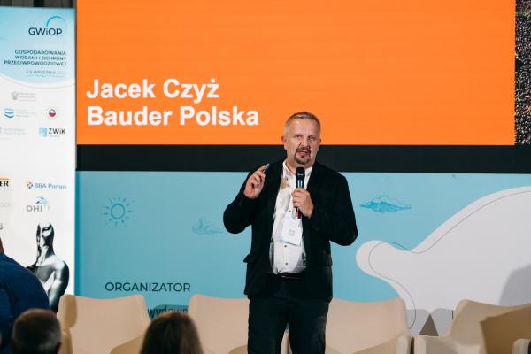 Zdjęcie IV Kongres Gospodarowania Wodami i Ochrony Przeciwpowodziowej. Jacek Czyż, Green Roofs Manager, Bauder Polska. fot. Quality Studio dla www.inzynieria.com