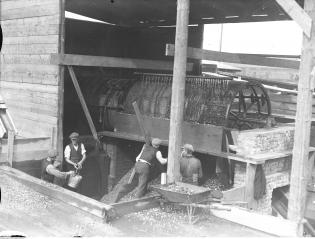 Budowa wodociągu na terenie stacji pomp i filtrów w Maczkach na Górnym Śląsku. Robotnicy przy płuczkarni. Wrzesień 1930 r. Fot. Narodowe Archiwum Cyfrowe