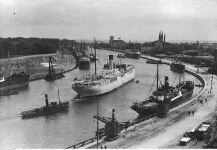 Statki w Kanale Portowym. Data wydarzenia: 1935-1939. Fot. Narodowe Archiwum Cyfrowe