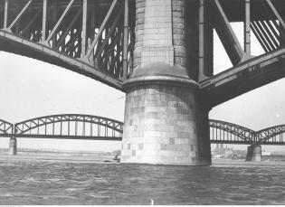 Filar i fragment przęsła Mostu Poniatowskiego w Warszawie, około 1936 r. Fot. Narodowe Archiwum Cyfrowe