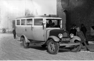 Autobus komunikacji miejskiej w Krakowie, luty 1932 r. Fot. Narodowe Archiwum Cyfrowe
