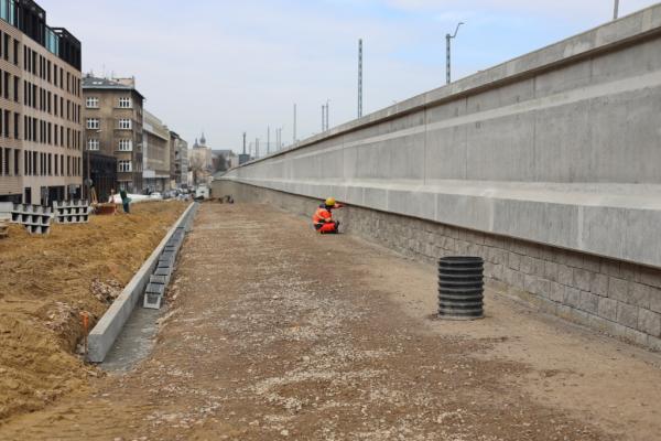 Zdjęcie Budowa kładki pieszo-rowerowej przy moście kolejowym nad Wisłą. Fot. ZIM